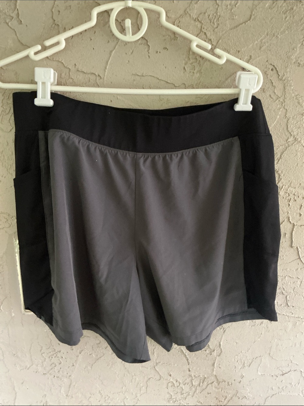 Tek Gear Women’s Work Out Stretch Shorts Mid-Rise Size XL Black/Grey Pockets